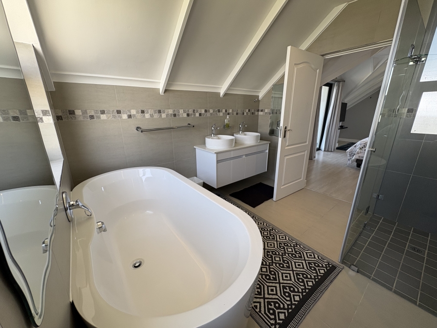 4 Bedroom Property for Sale in Grotto Bay Western Cape